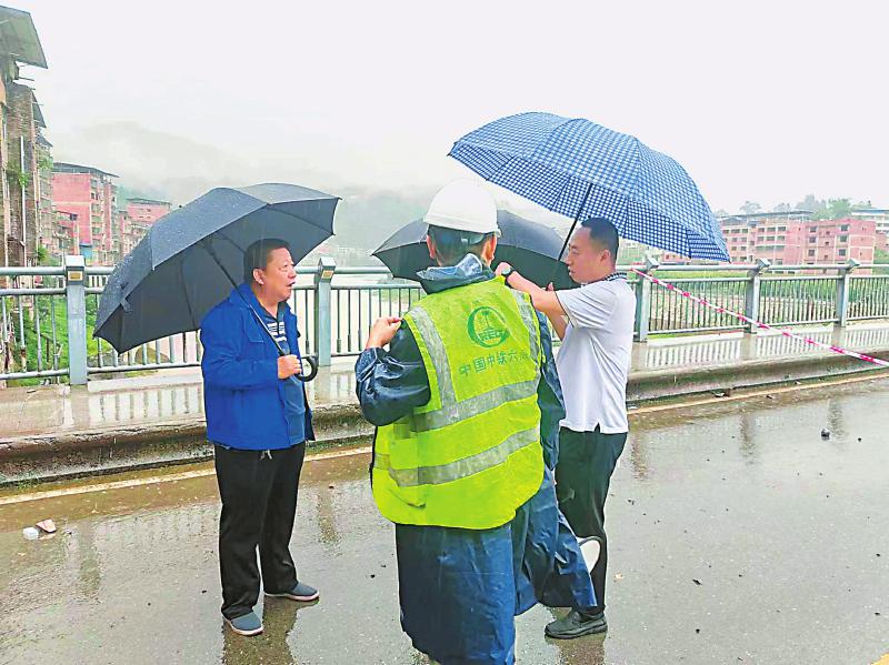 危岩崩塌前“一条龙”带12户居民