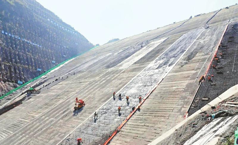李家岩水库进入大坝混凝土面板浇筑
