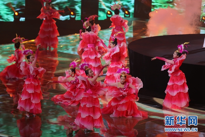 让世界听见大运!成都大运会青春歌会发出“青春的邀约”-新华网