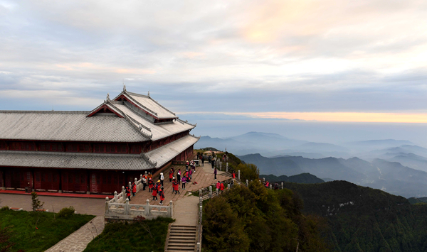 旅游人均花费_旅游花费统计图