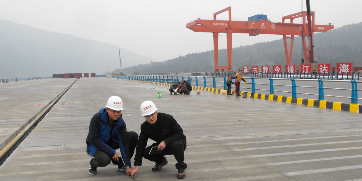 质监人员对广元港进行质量监测