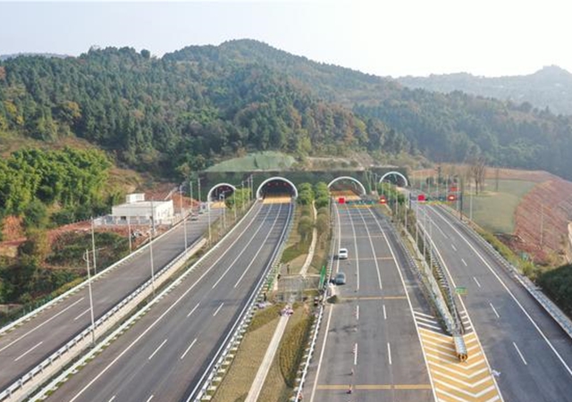 成都天府国际机场高速公路主线建成即将通车