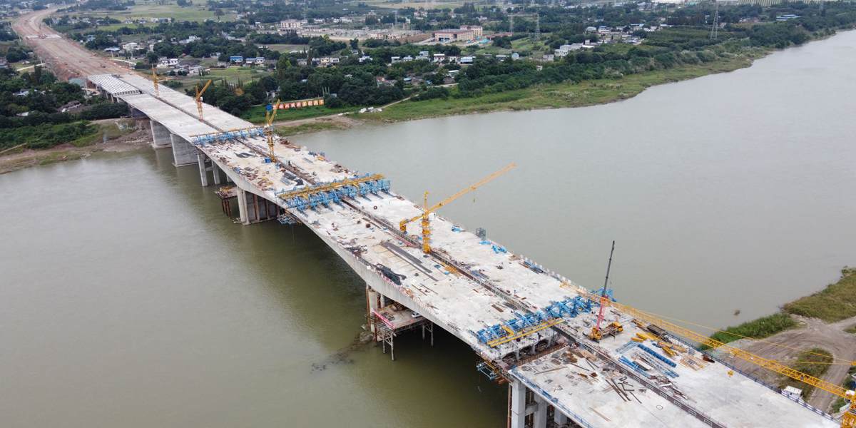 眉山环城公路南环线控制性工程岷江三号特大桥左幅顺利实现半幅合龙