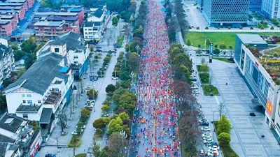 2023成都双遗马拉松开跑 3万余人参赛