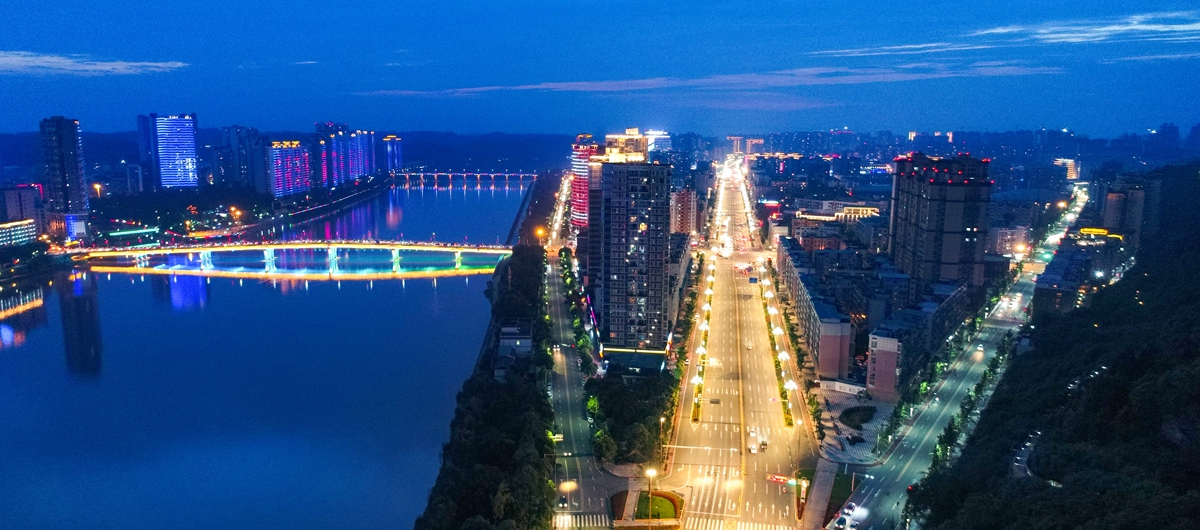 夜幕下的简阳城区.谢明刚 摄